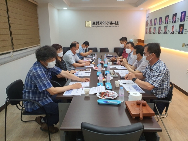지난 7월 21일 포항지역 건축사회 사무실에서 열린 간담회