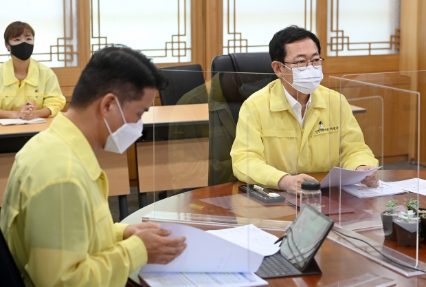 박남춘 인천광역시장이 4일 시청 접견실에서 비대면 영상회의로 열린 '8월 실·국장회의'에서 모두 발언을 하고 있다.