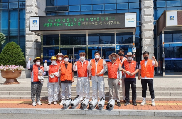 황성동 자율방재단과 청년회에서 방역활동을 실시하며 함께 사진 촬영을 하는 모습