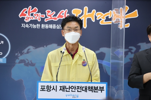코로나19 대응 브리핑을 하고 있는 김병삼 포항시 부시장