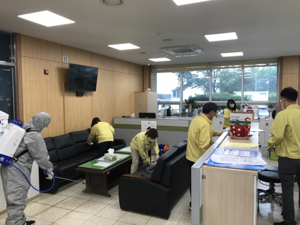 서면행정복지센터는 지난 13일 코로나19 확산 방지를 위해 청사 특별 방역활동을 실시하고 있다