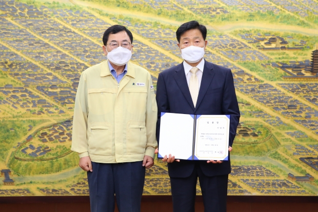 주낙영 경주시장이 23일 오전 시청 대외협력실에서 열린 경주미디어센터장 취임식에서 이강우 신임 센터장에게 임명장을 수여하고 있다.