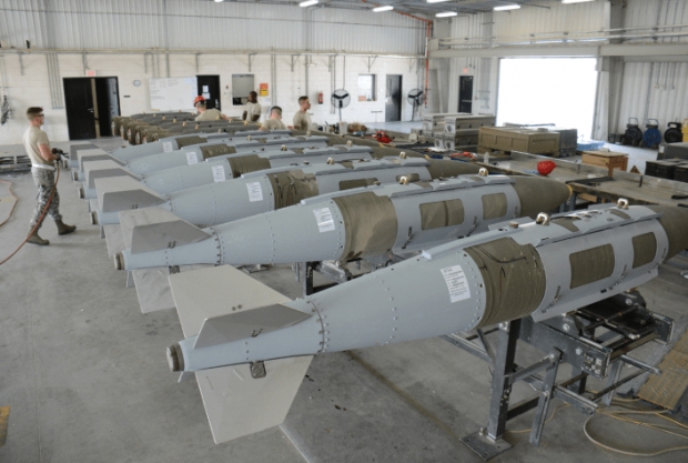미 공군의 공대지 합동직격탄 GBU-31(with JDAM tail kit).