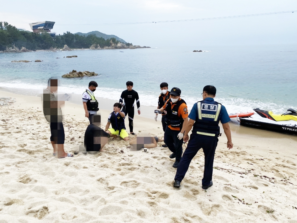 동해해경, 파도에 휩쓸린 익수자 1명 구조현장