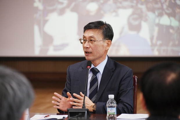 회의를 주재하고 있는 정하영 김포시장