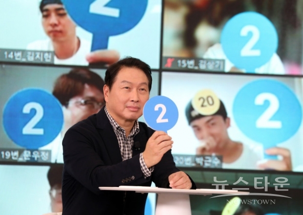 최태원 SK그룹 회장이 경기도 이천 SKMS연구소에서 열린 ‘이천포럼 2021’ 퀴즈 이벤트에서 구성원들과 퀴즈를 풀고 있다(사진 : SK그룹)