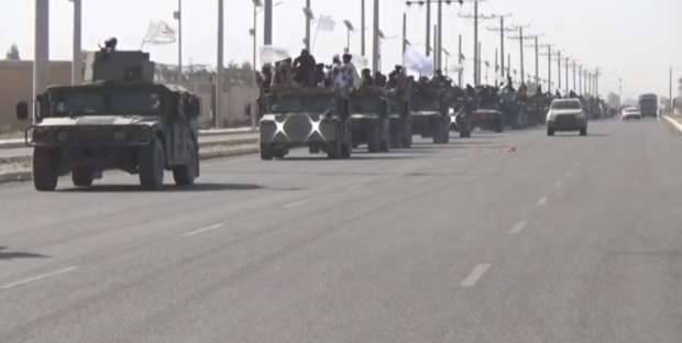 아프간 탈레반(Afgha Taliban)요원들이 탈레반 깃발을 휘날리며 차량 행렬을 하고 있다.(사진 : 유튜브)