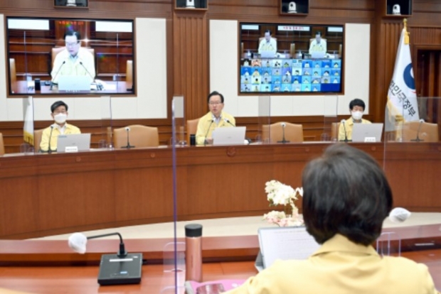 추석 방역기준과 관련, “추석을 포함해 1주일간은 접종완료자 4명을 포함, 최대 8명까지 가정 내 가족모임을 허용하기로 했다”(사진 : 국무총리실 홈페이지)