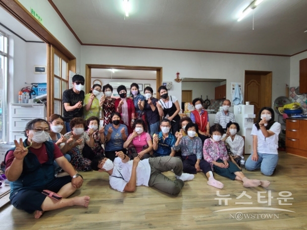 구례군장애인복지관이 실시한 3차 권역화 사업에 참여한 어르신들이 함께 기념 촬영을 하고 있다