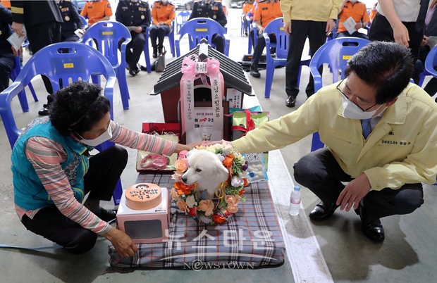 충남에서 대한민국 첫 ‘명예119구조견’이 탄생했다. 양승조 충남도지사는 9월 6일 오후 홍성소방서에서 반려견 ‘백구(견령 4세)’의 전국 1호 명예119구조견 임명식에 참석해 축하했다.