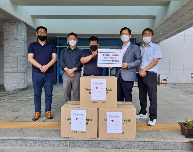 (사)한국장애인교통문화협회 경주지회에서 서면을 방문해 마스크를 기탁한 후 함께 사진촬영을 하는 모습