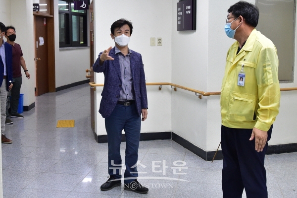 5일 전통예술회관 현장을 방문한 조규일 진주시장