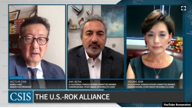 미국 워싱턴의 민간단체인 전략국제문제연구소(CSIS)가 8일 개최한 미한동맹 관려 화상대담에 아미 베라 민주당 하원의원과 영 김 공화당 하원의원이 참가했다. 왼쪽은 진행을 맡은 빅터 차 CSIS 한국 석좌. YouTube Screenshot.