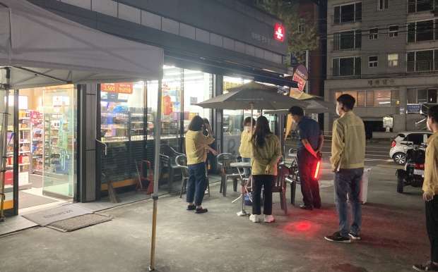 경주시와 성건파출소가 지난 8일 성건동 일대 편의점에서 방역수칙 준수 캠페인을 실시하고 있다