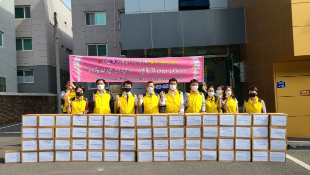 선도동 지역사회보장협의체, 기부&나눔 마켓에서 개점 1주년을 맞아 이웃사랑 행복꾸러미 나누기 행사를 실시하는 모습