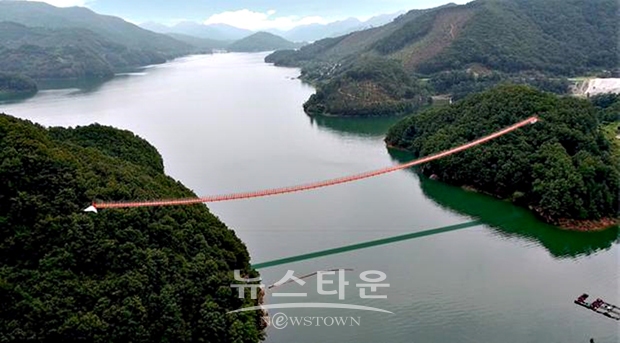 충주호 출렁다리는 종민동 종댕이길로부터 충주호를 가르지르며 설치되는 연장 331m의 국내 최장 무주탑 현수교다.