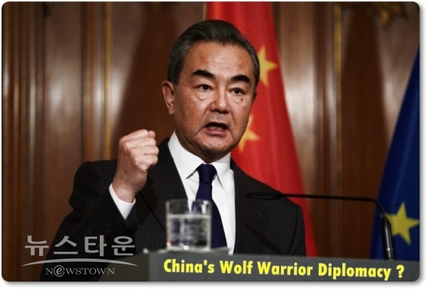 지난 8월 31일 공식적으로 아프간 주둔 미군을 완전 철수함으로써 20년간의 참패의 전쟁을 마무리하면서 중국 견제에 집중하겠다는 바이든 행정부와 사드(THAAD, 고고도미사일방어체계)의 한국 지상 배치를 이유로 강력한 대한(對韓) 경제보복을 한 중국 사이에 놓인 쓰라린 경험의 문제인 정부를 더욱 더 압박할 것으로 보여, 한국 정부에 어려운 선택과제가 놓이게 됐다.