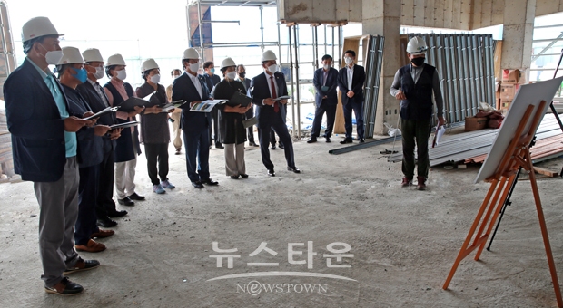 청양군의회가 지난 9월 9일부터 10일까지 이틀간 주요사업장 답사로 천장호 생태관광 기반구축사업 등 6개소를 현장 방문하여 사업장 상황을 꼼꼼히 점검한 후, 문제점과 보완할 부분에 대한 시정요구 및 효율적인 대안을 제시했다.