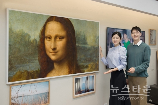 ▲ 경기도 수원시에 위치한 삼성 프리미엄 스토어 갤러리아 광교점에서 삼성전자 모델이 85형 더 프레임을 통해 루브르 대표 작품을 소개하고 있다.(사진 : 삼성전자)