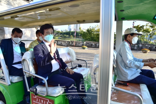 조규일 진주시장이 전기카트 시승을 하고 있다.