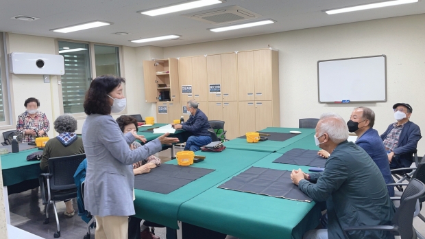경주시노인종합복지관에서 27일 어르신들이 교육강좌를 듣고 있다