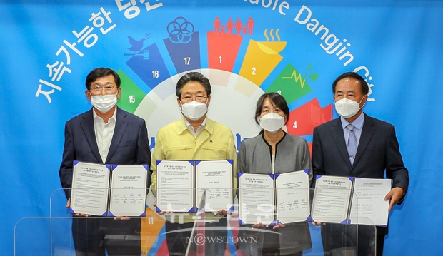 당진시가 지난 9월 29일 오후 4시 시청 목민홀에서 ‘당진형 지붕 공유 시민햇빛발전 추진’ 업무협약을 체결했다. 사진)좌측부터 당진낙농축산업협동조합 이경용 조합장, 김홍장 당진시장, 좋아해시민발전협동조합 이경희 이사장, 당진시민햇빛발전소협동조합 한만석 이사장