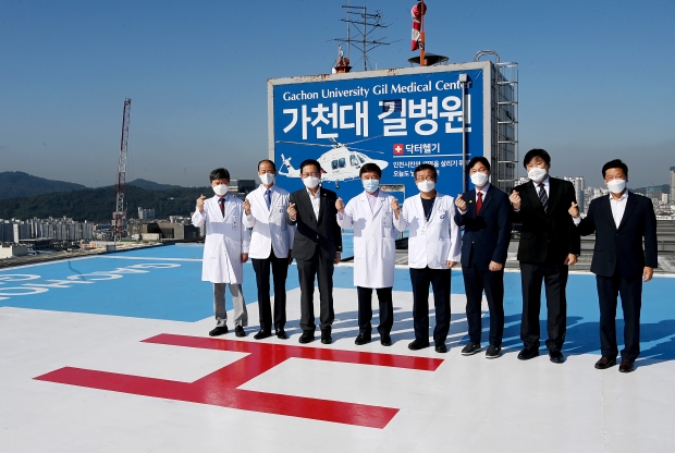 박남춘 인천광역시장이 30일 응급의료전용헬기(닥터헬기) 도입 10주년을 맞아 가천대 길병원 닥터헬기 인계점을 방문해 의료진을 격려한 뒤 기념촬영을 하고 있다.