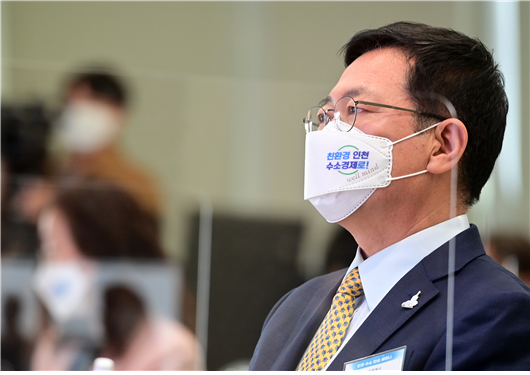 박남춘 시장이 지난 5월 6일 인천테크노파크에서 열린 '인천 수소안심 세미나'에서 문일 연세대학교 교수의 주제발표를 듣고 있다.
