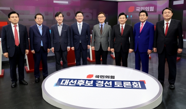 국민의힘 대선후보경선 제3차 방송토론의 사회자와 8인의 후보들 사진