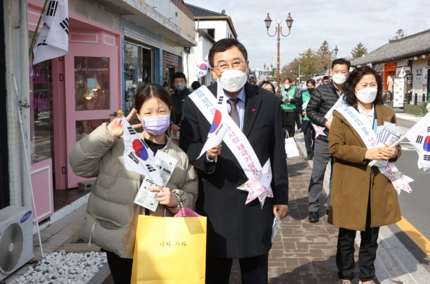 지난 2월 경주시와 주낙영 시장이 태극기 달기 홍보 캠페인을 펼치고 있다