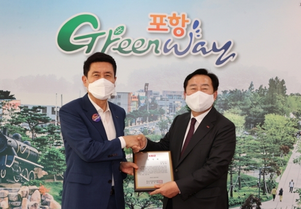 (왼쪽부터) 이강덕 포항시장, 김기문 중기중앙회장