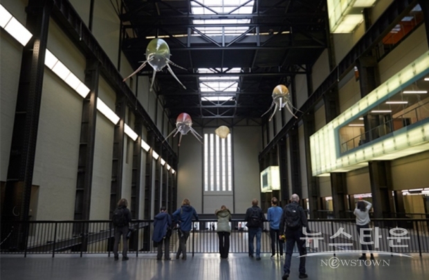사진 : 현대 커미션: 아니카 이: In Love With The World 전시 전경 / 출처 : Hyundai Commission: Anicka Yi: In Love With The World Tate Modern 2021. Photo ⓒ Tate (Ben Fisher Photography)