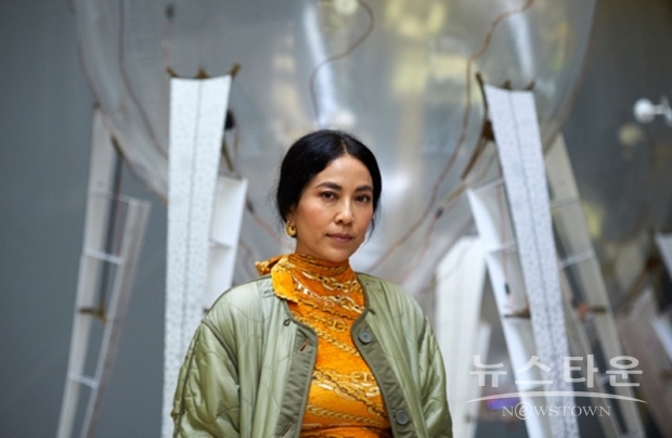 사진 :  현대 커미션 작가 아니카 이 / 출처: Hyundai Commission: Anicka Yi: In Love With The World Tate Modern 2021. Photo ⓒ Tate (Ben Fisher Photography)