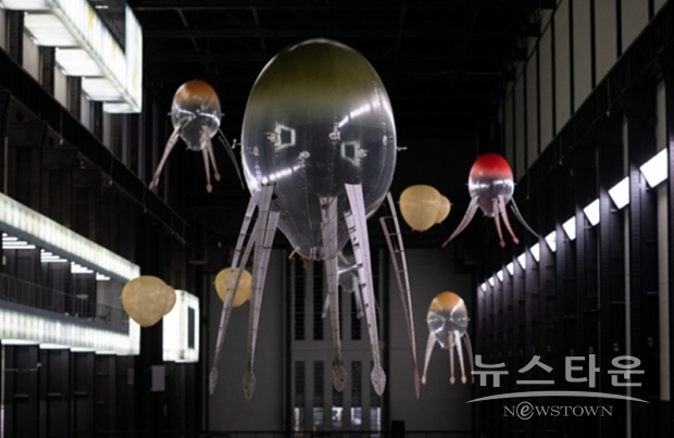 사진 :  현대 커미션: 아니카 이: In Love With The World 전시 전경 / 출처: Installation view of Hyundai Commission: Anicka Yi: In Love With The World at Tate Modern, October 2021. Photo ⓒ Tate (Will Burrard-Lucas)
