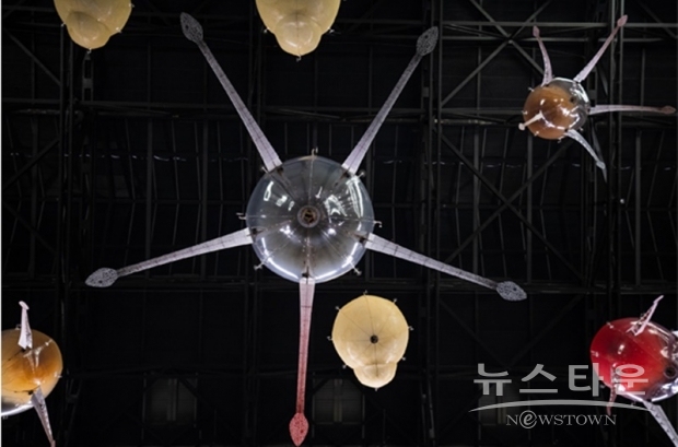 사진 : 현대 커미션: 아니카 이: In Love With The World 전시 전경 / 출처: Installation view of Hyundai Commission: Anicka Yi: In Love With The World at Tate Modern, October 2021. Photo ⓒ Tate (Will Burrard-Lucas)