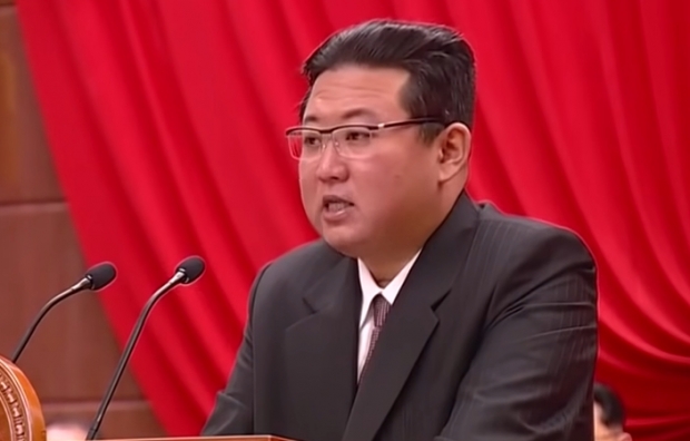 북한 김정은이 11일  국방발전전람회에서 연설하고 있다.