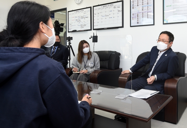 박남춘 인천광역시장이 13일 인천인재평생교육진흥원에서 청년시민기자단과 인터뷰를 하고 있다.