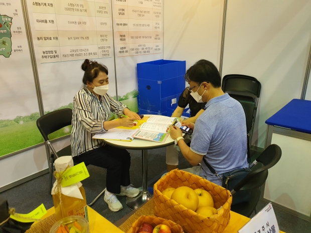 경주시가 지난 7일~10일 부산 벡스코에서 개최된 대한민국 귀농귀촌 행복박람회에서 예비 귀농인을 대상으로 홍보활동을 하고 있다.