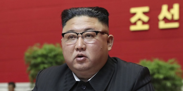셀러브리티 넷 워스에 따르면, 2013년 한국과 미국의 합동 조사에 따르면, 김정은과 그의 가족은 유럽의 오스트리아, 리히텐슈타인, 러시아, 싱가포르, 중국, 스위스, 룩셈부르크와 같은 200개 이상의 외국 은행 계좌에 분산되어 있는 50억 달러 상당의 자산을 통제한 것으로 밝혀졌다.(사진 : 유튜브)
