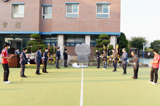 아산중학교는 소년체전 3연패달성 교내 운동장에 달성기념패를 제작 설치 제막식을 거행하고 있다