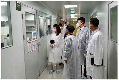 (사진설명) 지난 8월 13일 러시아 RDIF 기술진이 충북 제천 휴메딕스 제2공장을 방문해 휴메딕스 관계자들과 생산시설을 둘러보고 있다.