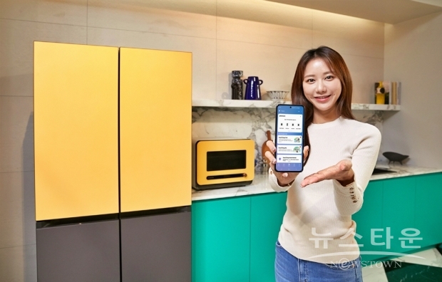 ▲ 삼성전자 모델이 삼성 디지털프라자 강남본점에서 가전 제품의 고장 여부를 인공지능(AI)으로 진단하고, 사용자가 스스로 조치·관리할 수 있도록 도와주는 2021년형 ‘홈케어 매니저’ 앱 서비스를 소개하고 있다.(사진 : 삼성전자)