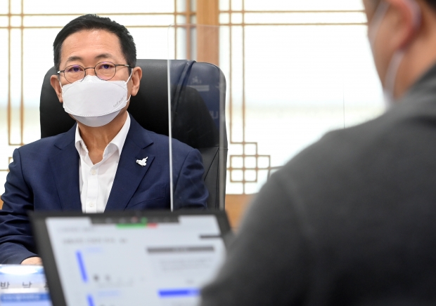 박남춘 인천광역시장이 22일 시청 접견실에서 열린 '산단 산업문화공간 대개조 연구용역 중간보고회'에서 신일기 인천가톨릭대학교 교수의 연구용역 추진현황 보고를 듣고 있다.