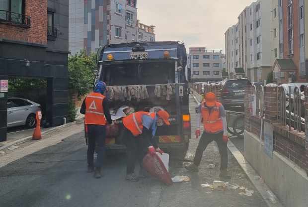경주시 환경미화원들이 환경정화 활동을 하고 있다