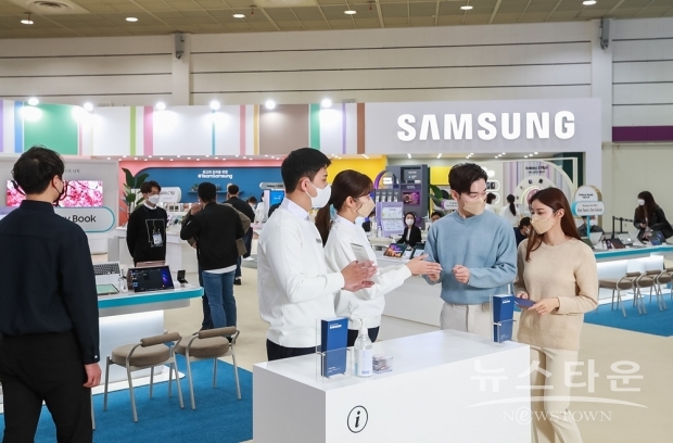 ▲ 삼성전자가 26일부터 29일까지 서울 코엑스(COEX)에서 열리는 ‘KES 2021(한국전자전)’에 참가해 ‘팀 삼성’이 제안하는 더 나은 일상을 제안한다. 삼성 전시 부스는 ▲‘더 앞선 모바일 라이프를 위한 팀 삼성’ ▲‘최고의 요리를 위한 팀 삼성’ ▲‘깨끗한 의류케어를 위한 팀 삼성’ ▲‘홈엔터테인먼트를 위한 팀 삼성’ 등 다양한 취향과 감각이 반영된 4개의 공간으로 구성해 관람객들이 삼성전자의 혁신적인 가전, 모바일, IT 기기를 자신의 라이프스타일에 맞춰 자유롭게 체험해 볼 수 있다. 사진은 삼성전자의 ‘팀 삼성 스튜디오’ 부스 전경(사진 : 삼성전자)