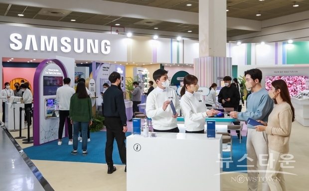 ▲ 삼성전자가 26일부터 29일까지 서울 코엑스(COEX)에서 열리는 ‘KES 2021(한국전자전)’에 참가해 ‘팀 삼성’이 제안하는 더 나은 일상을 제안한다. 삼성 전시 부스는 ▲‘더 앞선 모바일 라이프를 위한 팀 삼성’ ▲‘최고의 요리를 위한 팀 삼성’ ▲‘깨끗한 의류케어를 위한 팀 삼성’ ▲‘홈엔터테인먼트를 위한 팀 삼성’ 등 다양한 취향과 감각이 반영된 4개의 공간으로 구성해 관람객들이 삼성전자의 혁신적인 가전, 모바일, IT 기기를 자신의 라이프스타일에 맞춰 자유롭게 체험해 볼 수 있다. 사진은 삼성전자의 ‘팀 삼성 스튜디오’ 부스 전경(사진 : 삼성전자)