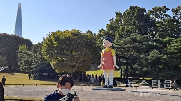 Character, SQUID GAME, Olympic Park, Songpa, Seoul, Korea. Oct.27, 2021.