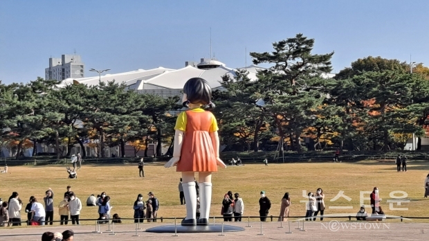 Character, SQUID GAME, Olympic Park, Songpa, Seoul, Korea. Oct.27, 2021.