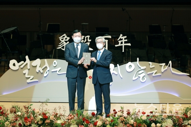 3일 신동빈 롯데 회장이 송용덕 롯데지주 대표이사 부회장으로부터 창업주 회고록을 헌정 받고있다./사진 : 롯데