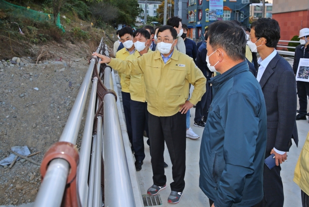 주낙영 경주시장이 지난 3일 오후 형산강 공도교 건설현장을 찾은 자리에서 공사 관계자들로부터 현황을 보고 받고 있다